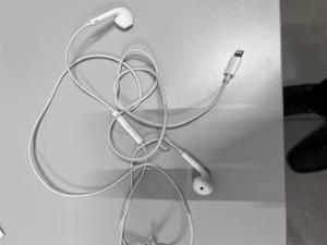 CS 426/2024 APPLE HEAPHONES WITH WIRE 